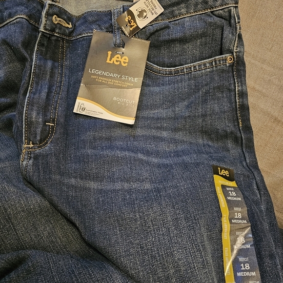 Lee Women's Legendary Mid Rise Bootcut Jean Plus Size 18 - Picture 4 of 6